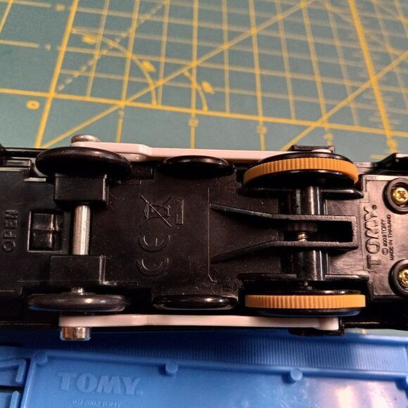 TOMY Engine Salty, Dennis with oil car - Picture 8 of 11